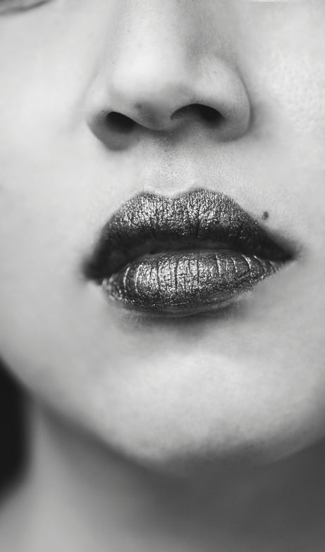 files/black-and-white-lips.jpg